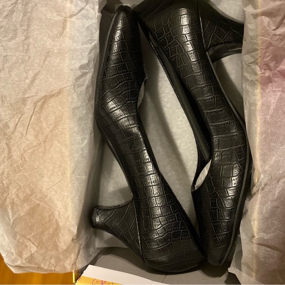 Easy Street Women’s Black leather pumps - Picture 6 of 6